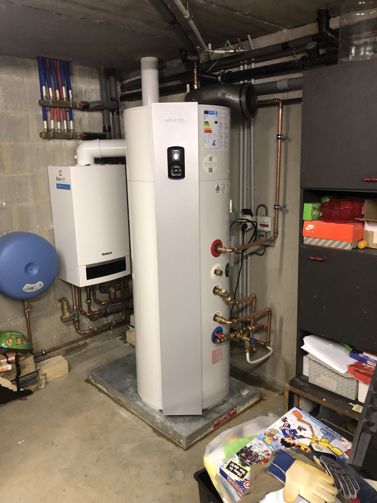 Thermodynamische boiler Atlantic Explorer geplaatst in Vilvoorde door Ecowatt, aangesloten op de ketel