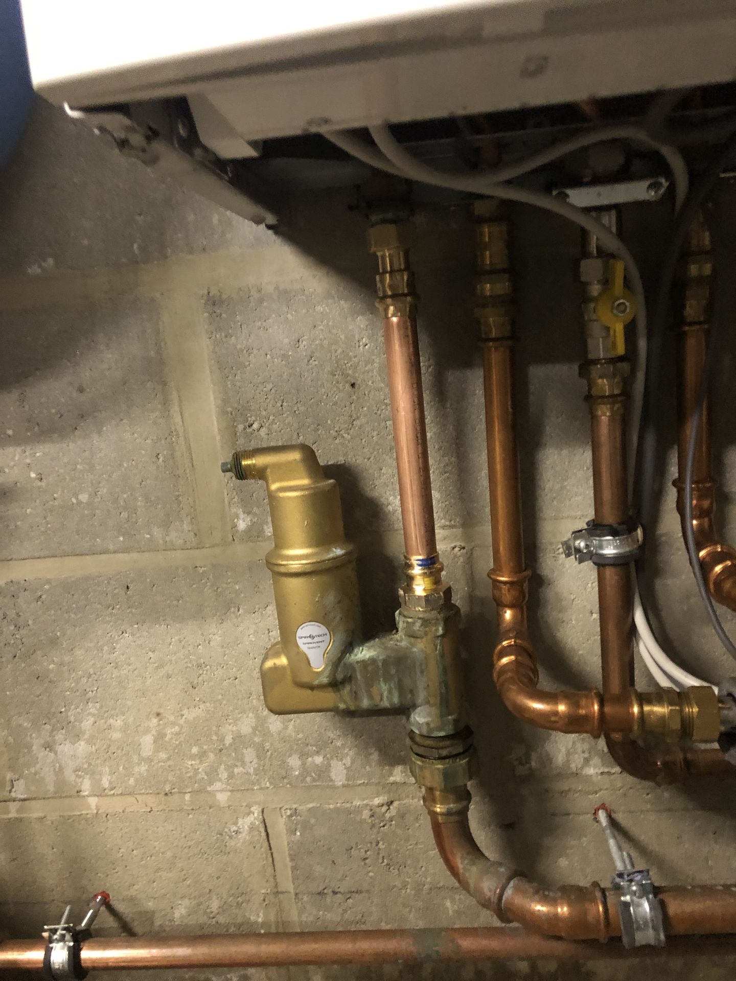 Verzorgde aansluitingen van de thermodynamische boiler door Ecowatt