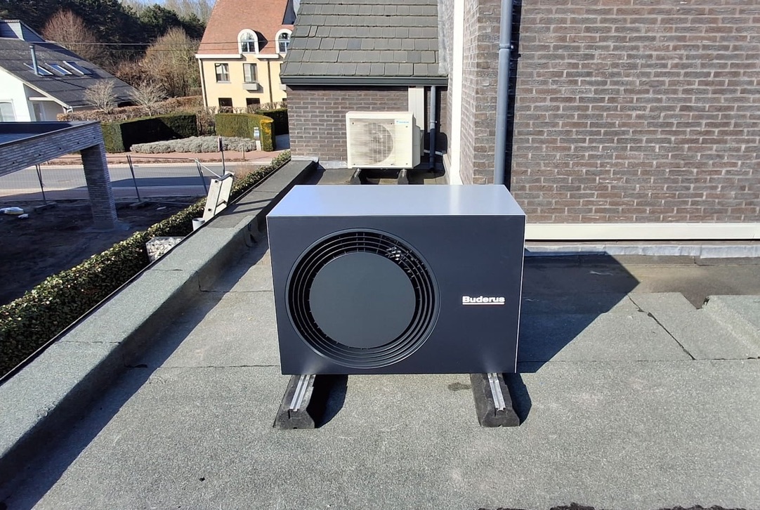 Buderus WLW176i heat pump installed on the roof in Zemst (Hofstade) by Ecowatt