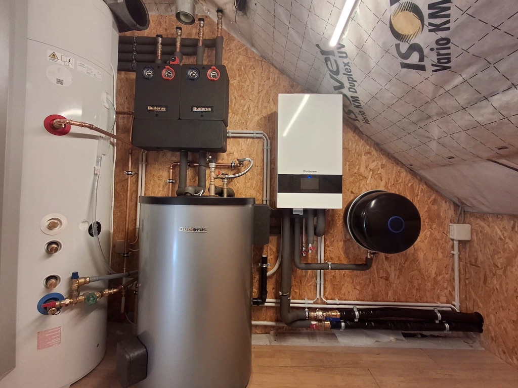 Complete boiler room: thermodynamic water heater, buffer tank and two Buderus pump groups