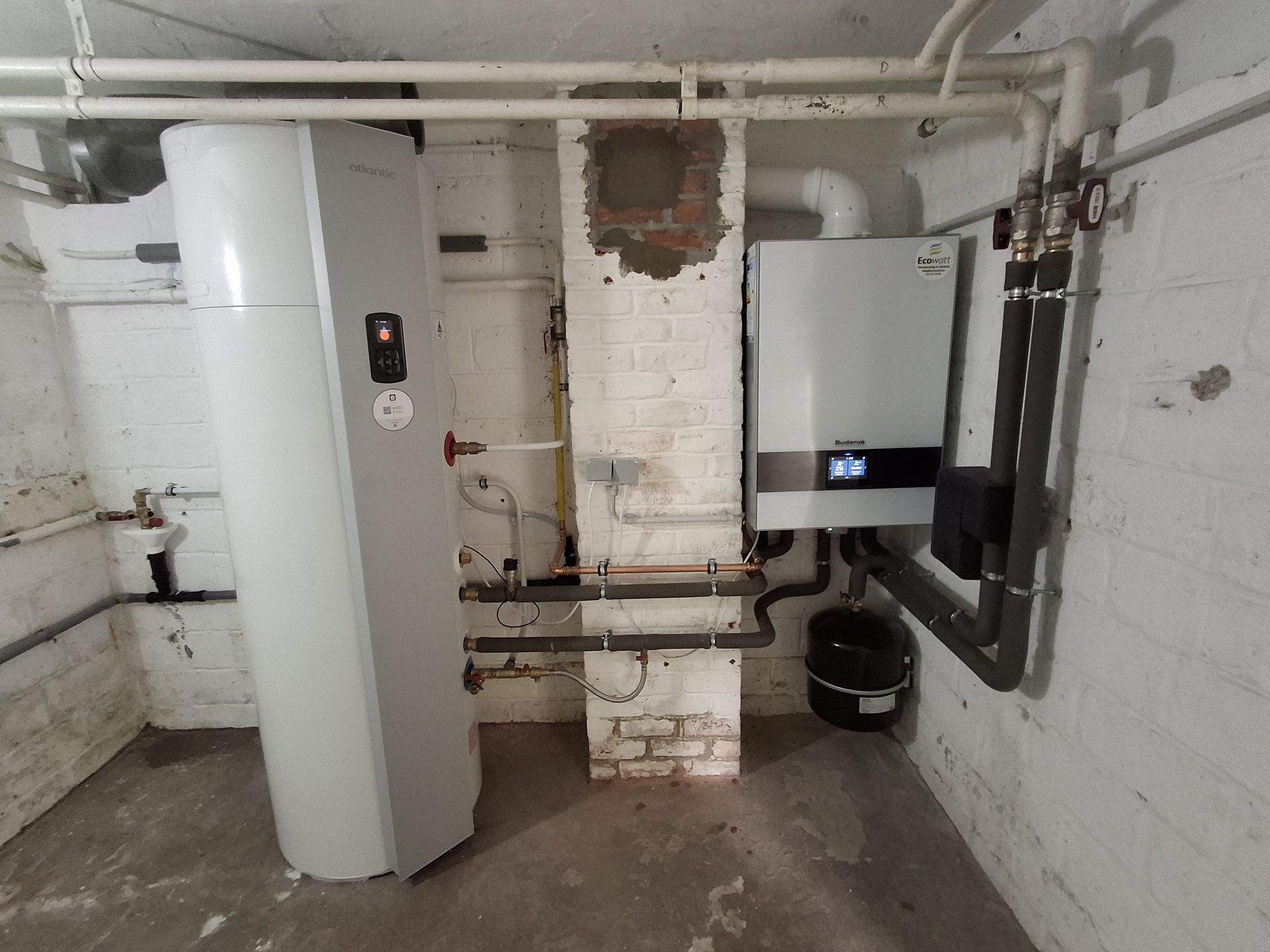Buderus GB192i.2 boiler and Atlantic Explorer heat-pump water heater installed in Wezembeek-Oppem by Ecowatt