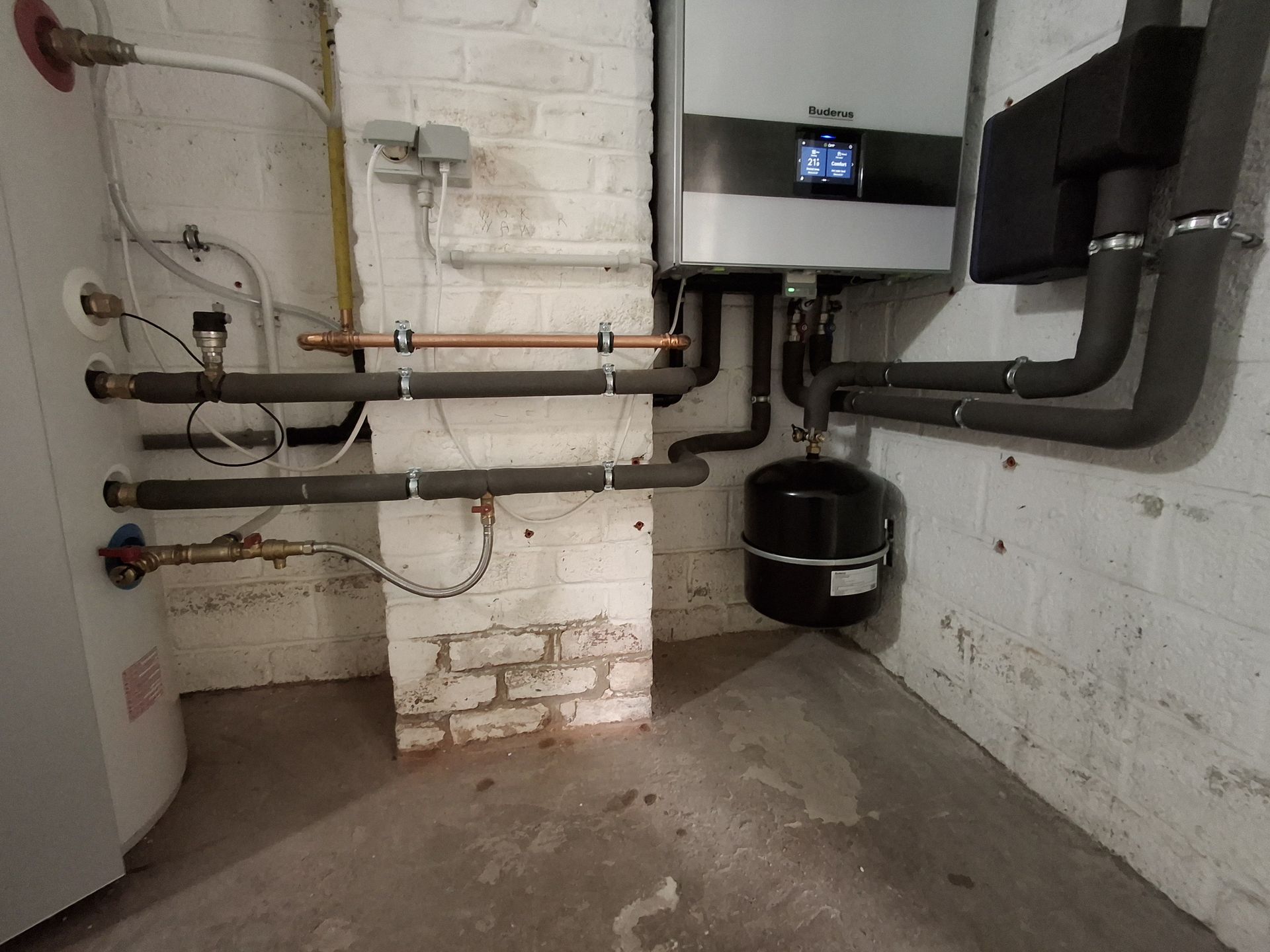 Buderus GB192i.2 wall boiler and tidy pipework
