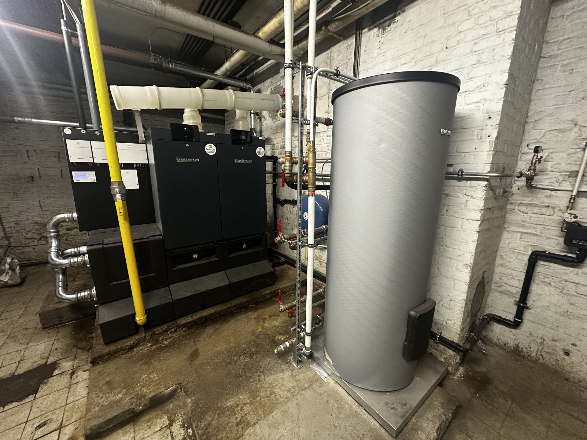 Nouvelle chaufferie : deux chaudières gaz à condensation Buderus en cascade et le ballon d'eau chaude, avenue Louise à Bruxelles