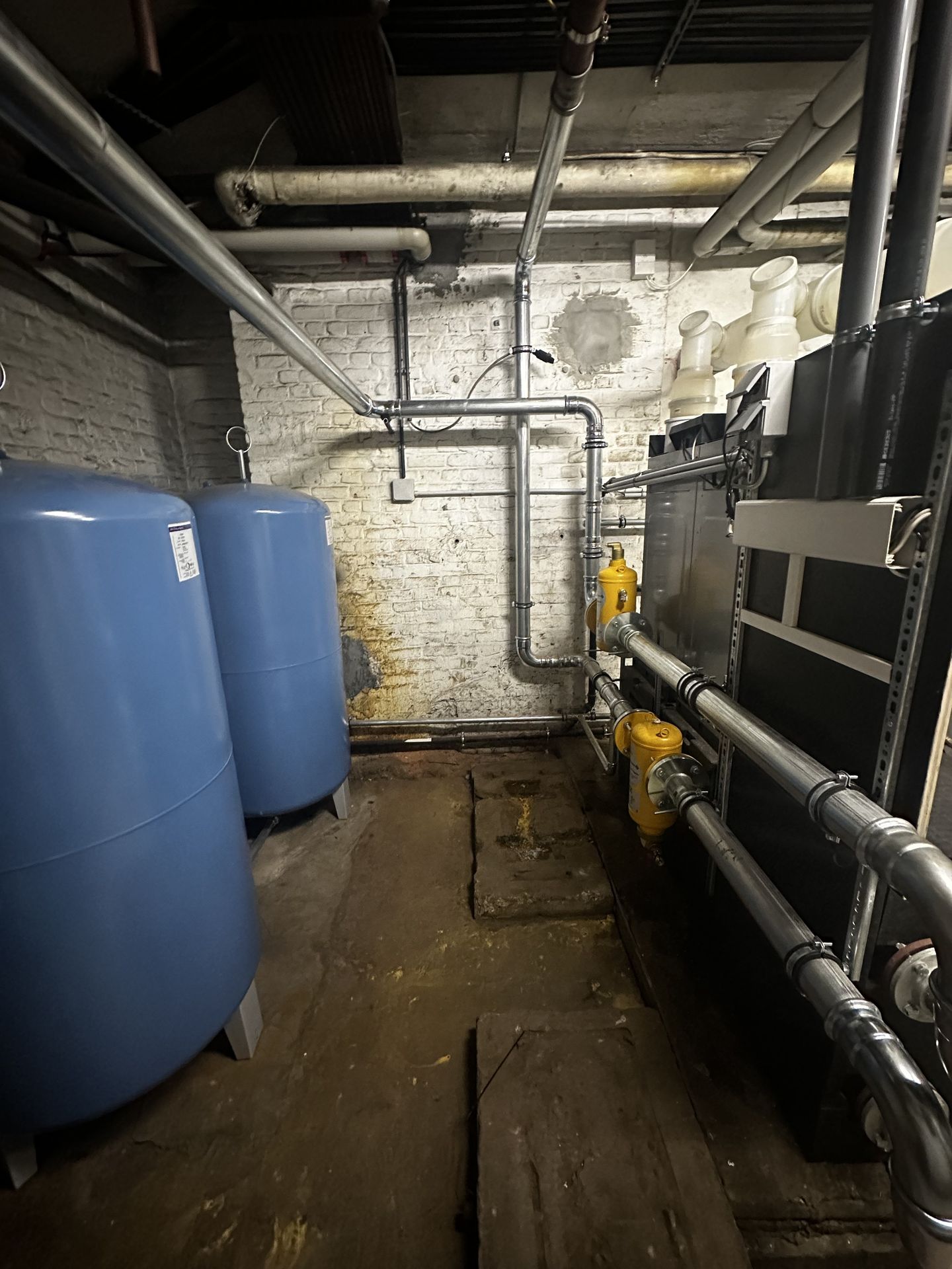 Après : nouvelle tuyauterie gaz et vases d'expansion de la chaufferie en cascade