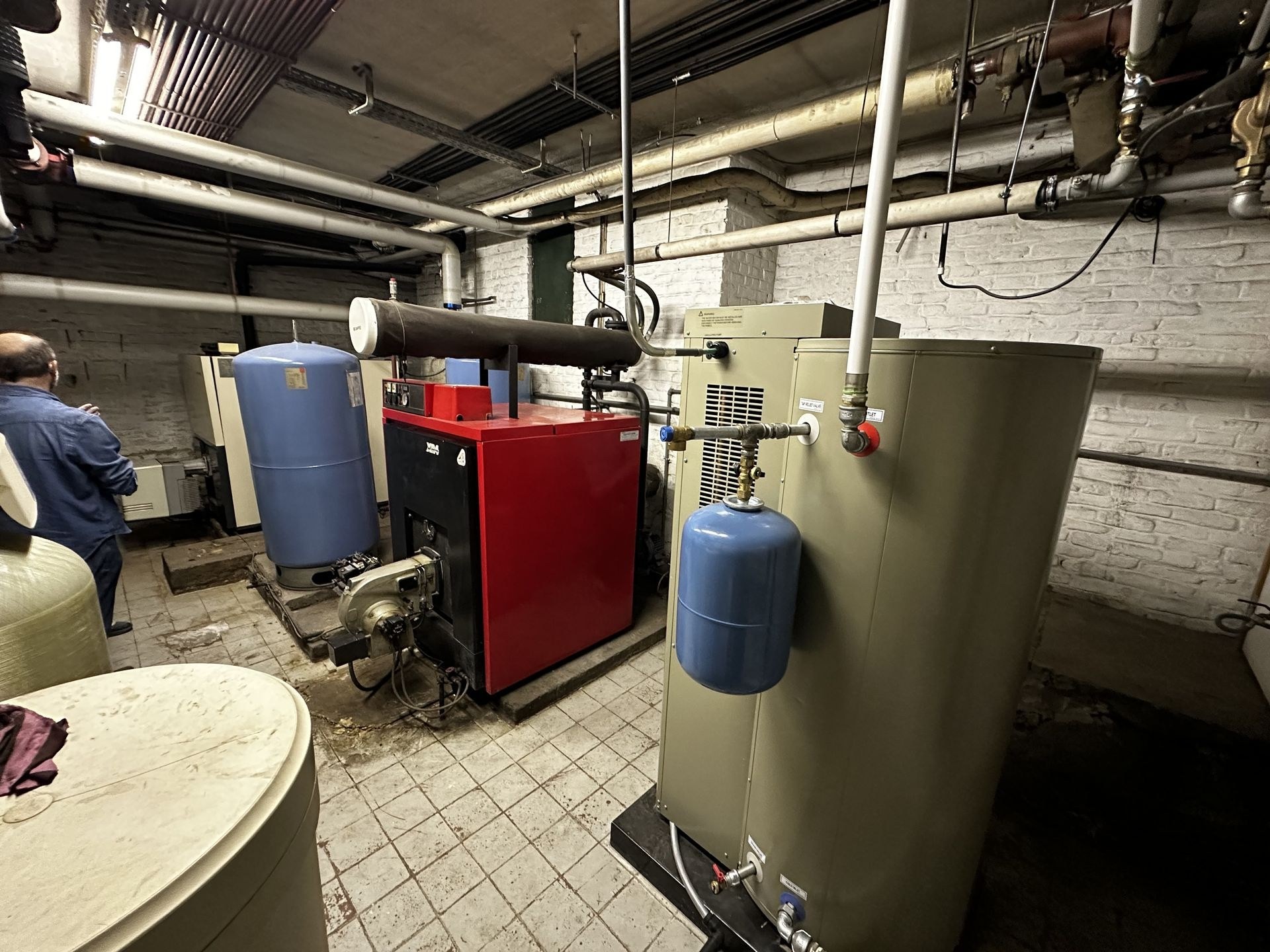 Avant : l'ancienne chaudière mazout et le ballon pour l'eau chaude sanitaire