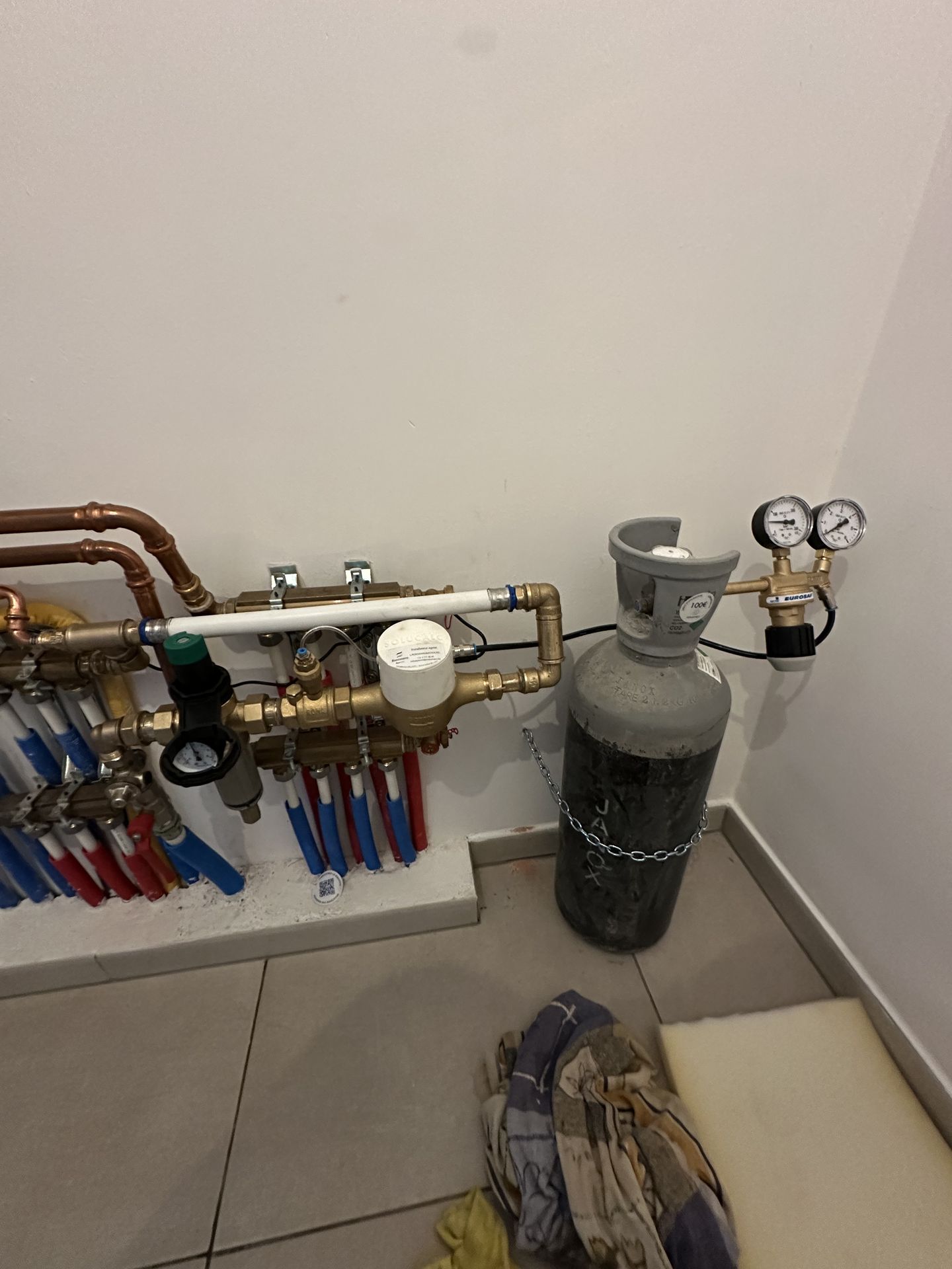 SoluCalc CO₂-waterontharder geplaatst door Ecowatt op de watertoevoer van een woning in Vilvoorde