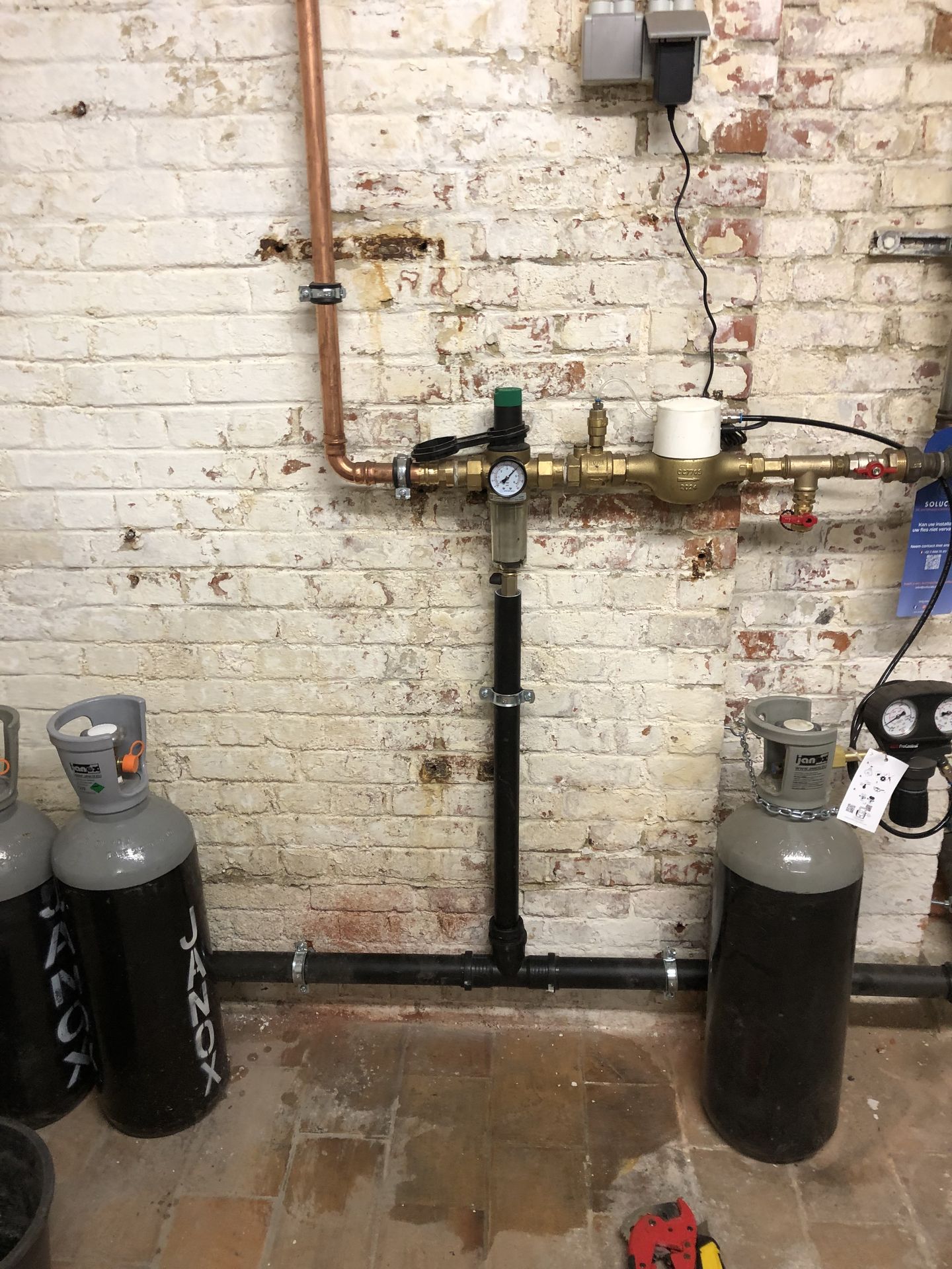 SoluCalc CO₂-waterontharder met flessen geplaatst door Ecowatt in Laken