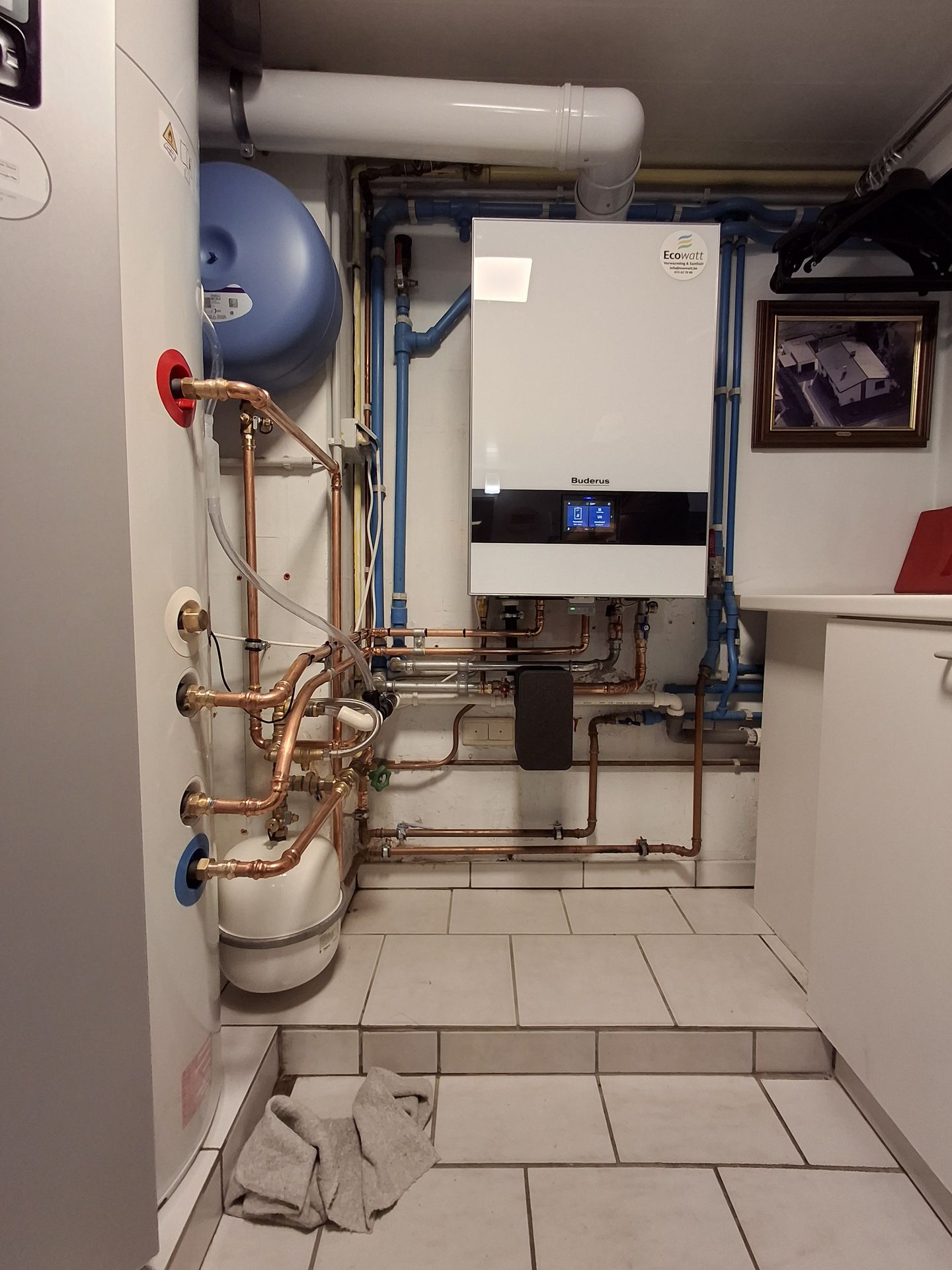 Condenserende Buderus GB192i.2-ketel en Atlantic Explorer-boiler geplaatst door Ecowatt in Zemst