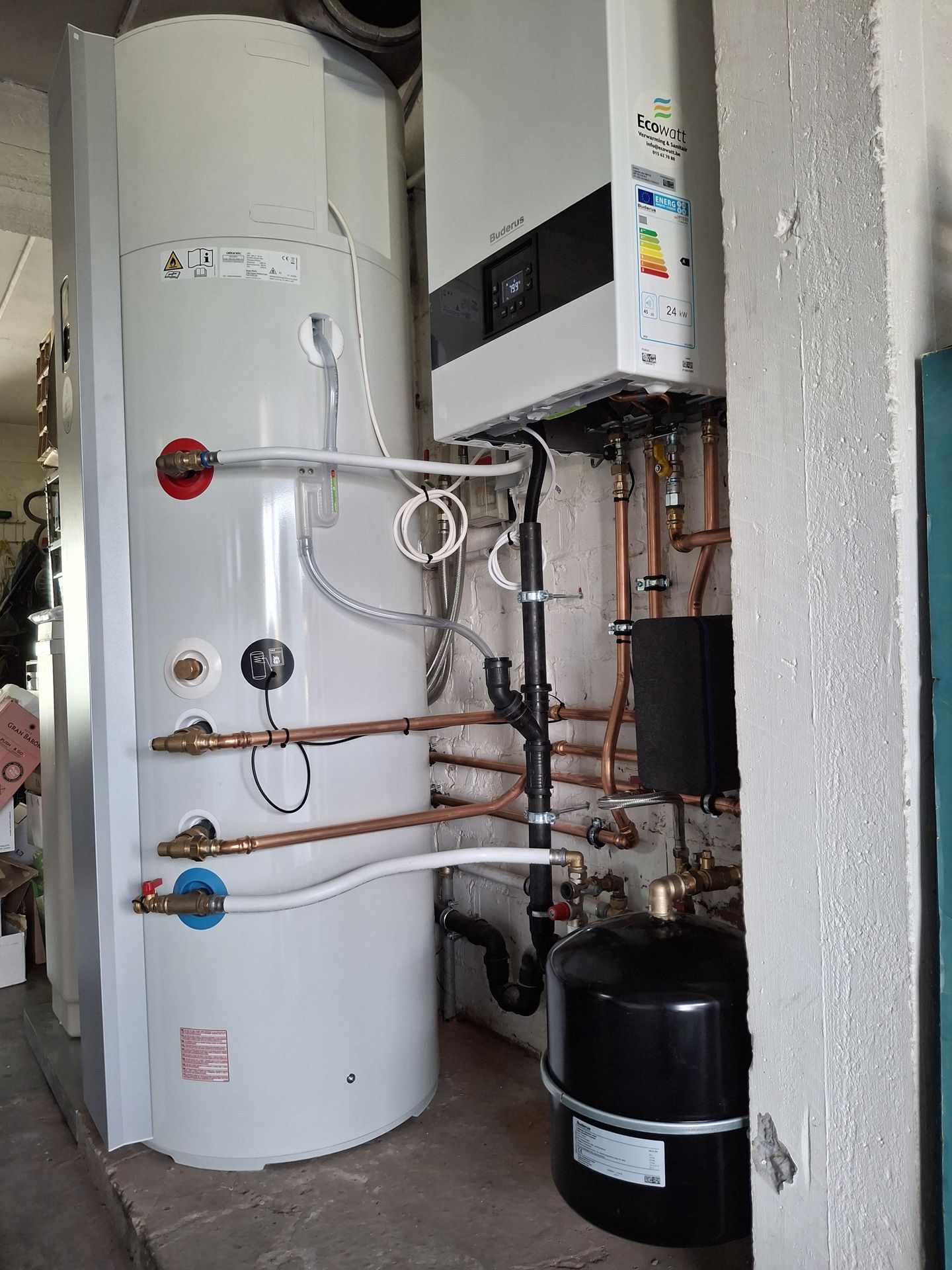 Warmtepompgroep boven op de Atlantic Explorer-boiler geplaatst door Ecowatt in Grimbergen