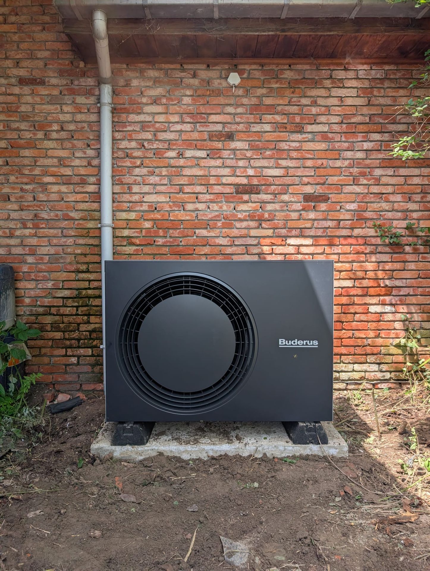 Buderus WLW176i lucht/water-warmtepomp geplaatst door Ecowatt in Vilvoorde